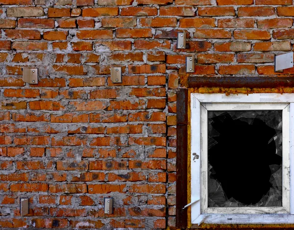 Стена с разбитым окном — стоковое фото