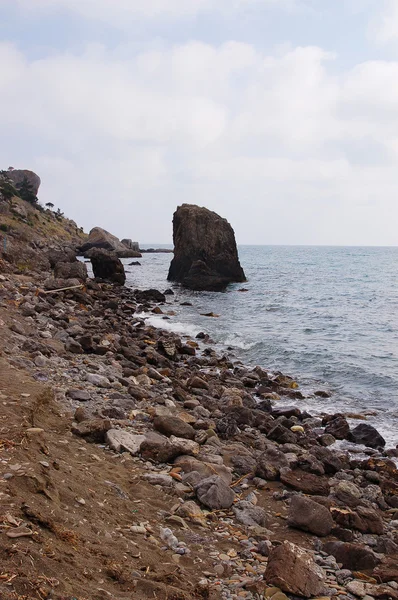 Море и камни — стоковое фото