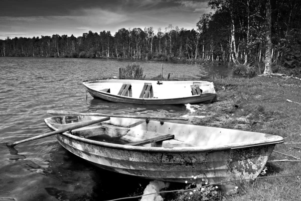 Брошенные лодки — стоковое фото