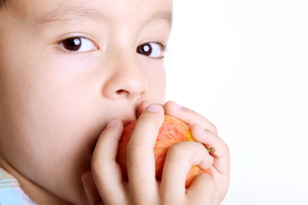 Ребенок ест яблоко — стоковое фото