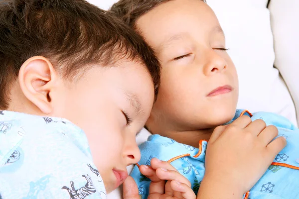 Bambini che dormono — Foto Stock