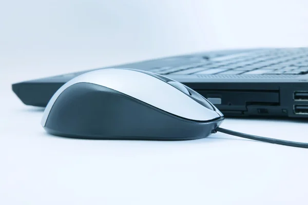 Laptop en muis — Stockfoto
