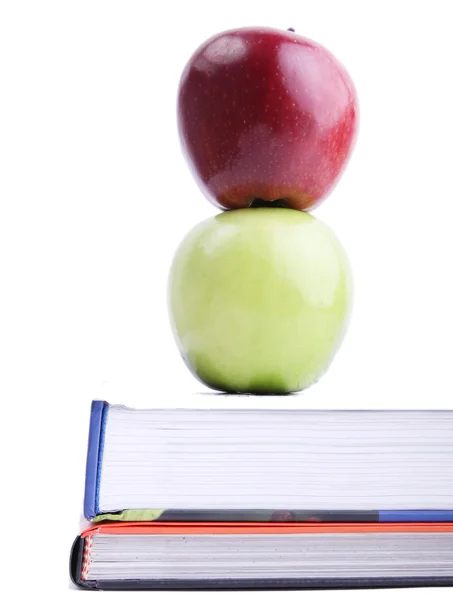 Apfel auf Bücher — Stockfoto