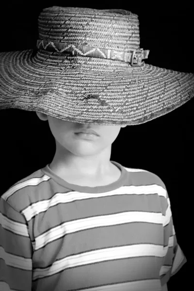 Kind met oude hoed — Stockfoto