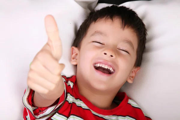 Criança Sorrindo Expressando Positividade Fundo Branco — Fotografia de Stock
