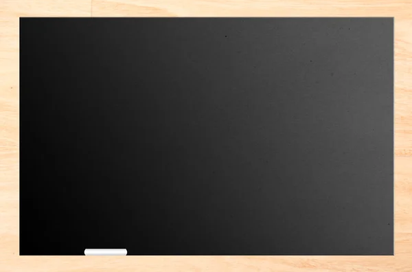 木製のフレームと白のチョークで黒板を空 — ストック写真