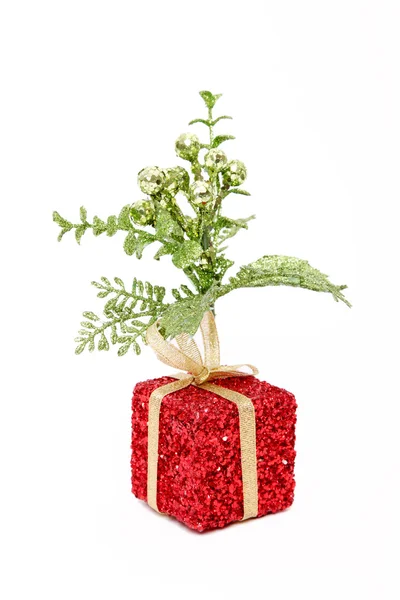Grüne Rote Und Goldene Weihnachtsgeschenke Auf Weißem Hintergrund — Stockfoto