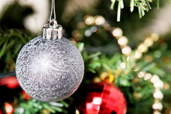 Weihnachtskugel Hängt Geschmückten Baum — Stockfoto