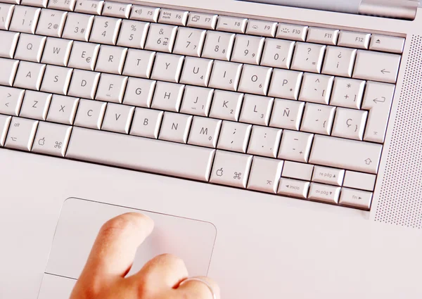 Grijze Toetsenbord Van Laptop Met Hand Foto — Stockfoto