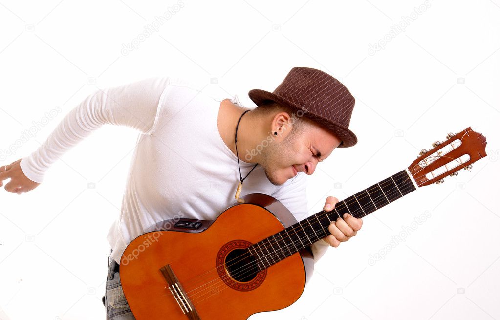 白い背景の上のアコースティック ギターを弾く男します ストック写真 C Yupiramos