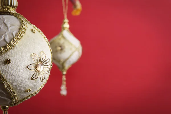 Kırmızı Zemin Üzerine Altın Beyaz Noel Topları — Stok fotoğraf