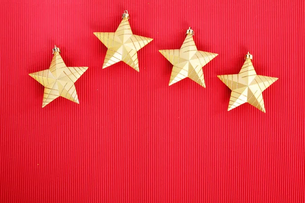 Quatro Estrelas Natal Douradas Sobre Fundo Vermelho — Fotografia de Stock