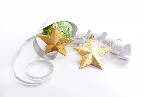 Weihnachtskugel Schleife Und Stern Auf Weißem Hintergrund Weihnachtskarte — Stockfoto