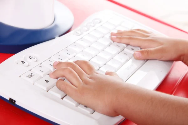 Детские Руки Игрушечной Клавиатуре Технологическое Изображение — стоковое фото