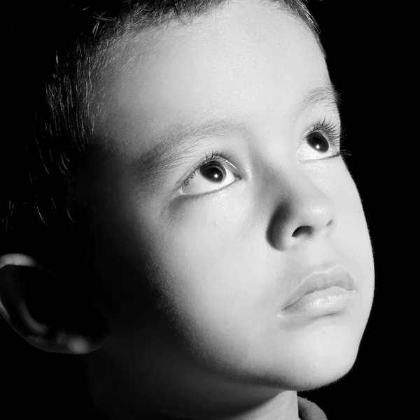 Ребенок Смотрит Вверх Черно Белое Изображение Крупным Планом — стоковое фото