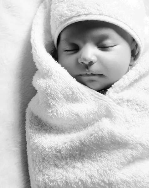睡在黑色和白色的漂亮宝贝 — 图库照片