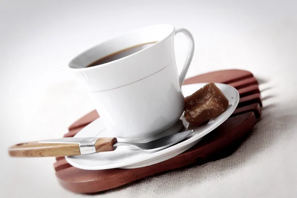 Filiżanka Kawy Brązowego Cukru Desce Nad Białym — Zdjęcie stockowe