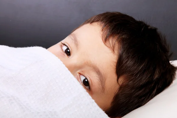 Criança Dormiu Com Cobertor Cara Olhando Para Câmera — Fotografia de Stock