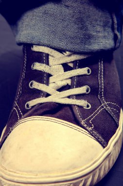 bir adam eski ayakkabı ve jean ile ayak
