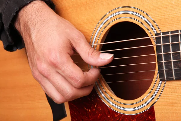 Händerna Man Spelar Akustisk Gitarr Trä — Stockfoto