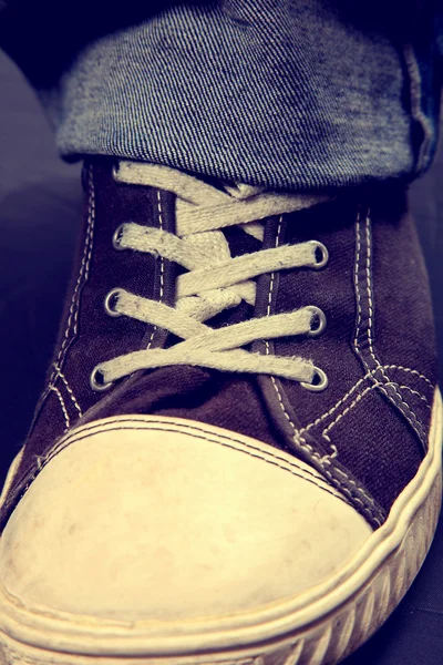 Voet Van Man Met Oude Schoenen Jean — Stockfoto