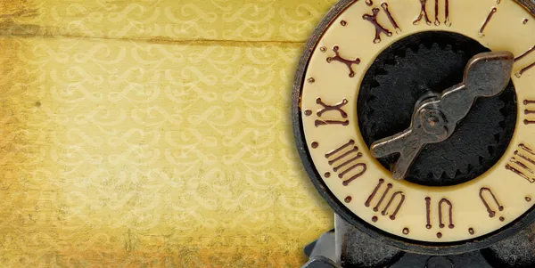 Velho Relógio Com Números Romanos Sobre Fundo Grunge Marrom — Fotografia de Stock