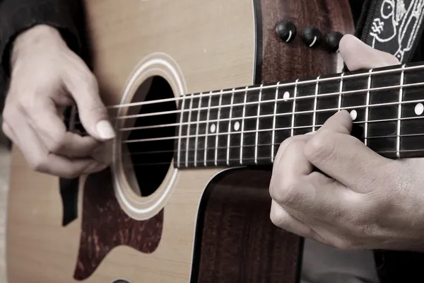 Elinde Bir Gitar Çalan Bir Akustik Gitar Ahşap Ile — Stok fotoğraf