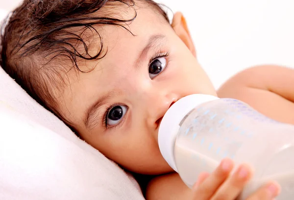Bebê Bebendo Leite Sua Garrafa Fundo Branco — Fotografia de Stock
