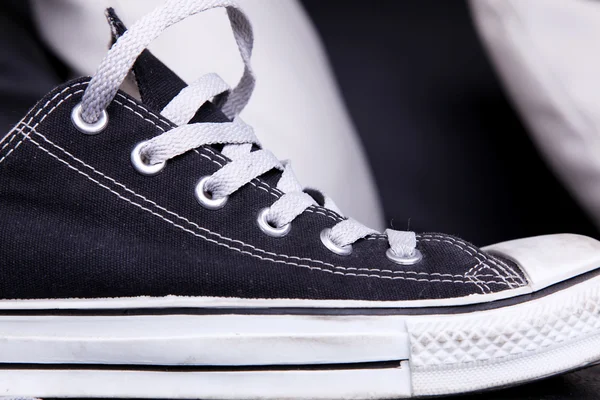 Siyah Beyaz Arka Plan Üzerinde Siyah Beyaz Modern Ayakkabı — Stok fotoğraf