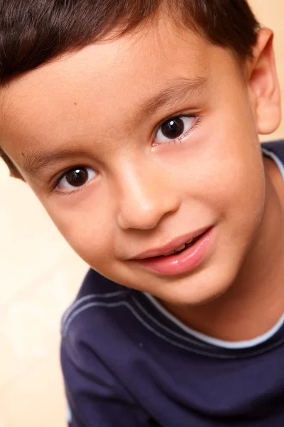 Szczęśliwy Chłopiec Patrząc Kamery Uśmiechem Małe — Zdjęcie stockowe
