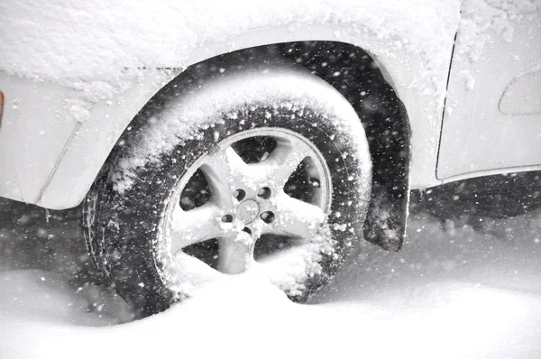 Auto in sneeuw — Stockfoto