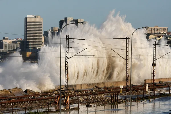 Kuststad storm vågor — Stockfoto