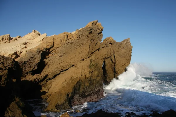 Море и скала — стоковое фото
