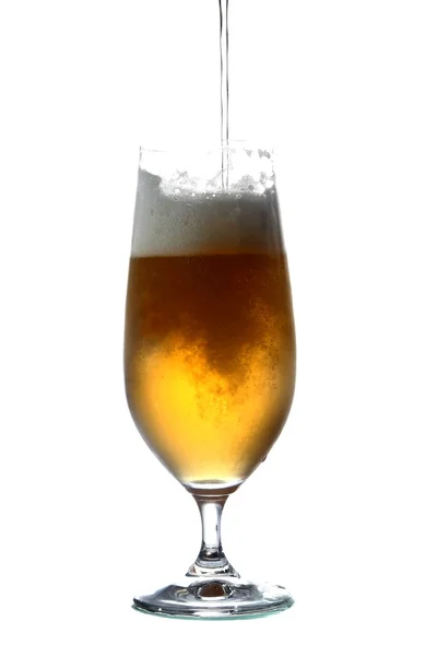 Ein Bier einschenken — Stockfoto