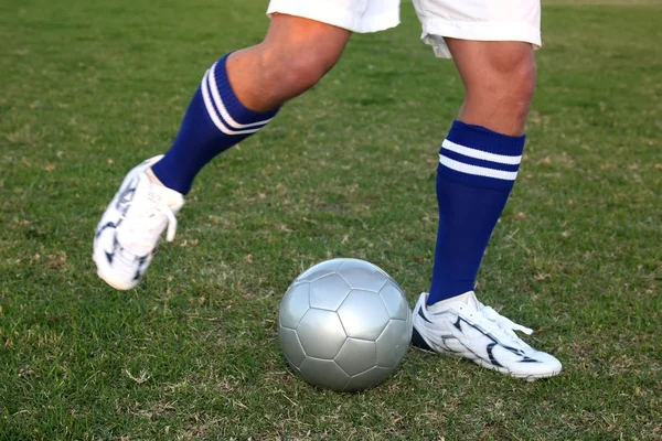 Chutando bola de futebol — Fotografia de Stock