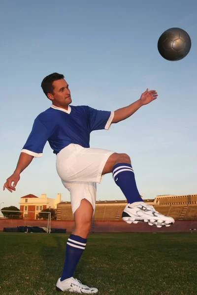 Voetbalspeler schoppen bal — Stockfoto