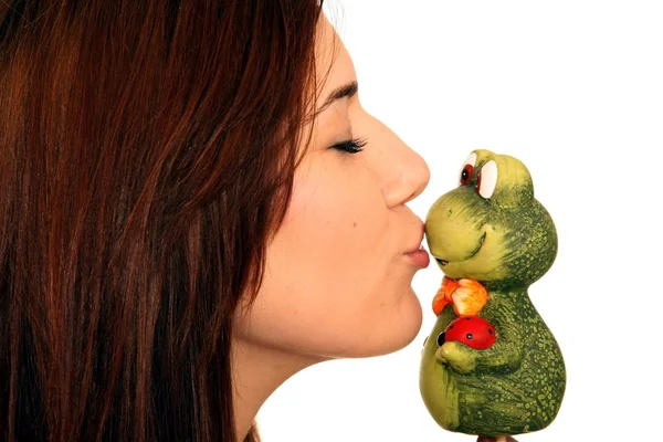 Beuatiful kvinna kysser groda — Stockfoto