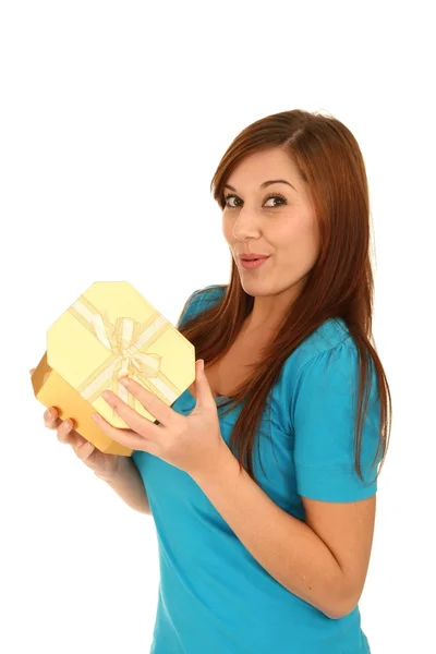 Hezká brunetka holka s dárkem — Stock fotografie