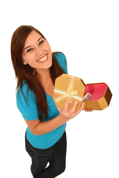 Bella ragazza bruna con regalo — Foto Stock