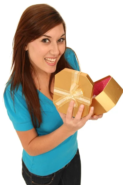 Bella ragazza bruna con scatola regalo — Foto Stock