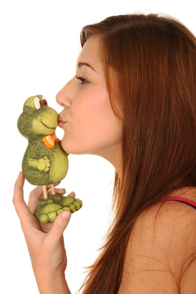 Schöne Frau küsst Frosch — Stockfoto