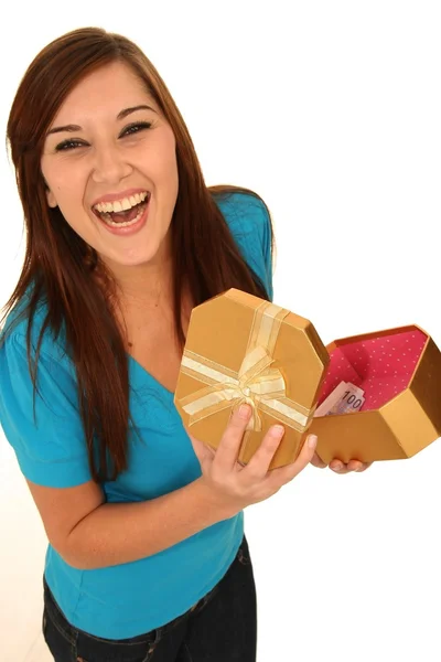 Mooie brunette meisje met doos van de gift — Stockfoto