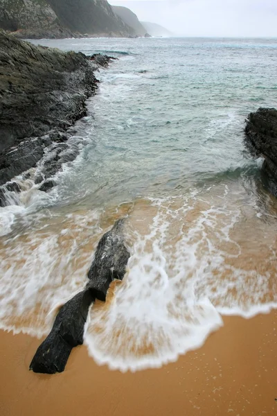 Praia e onda arenosa — Fotografia de Stock