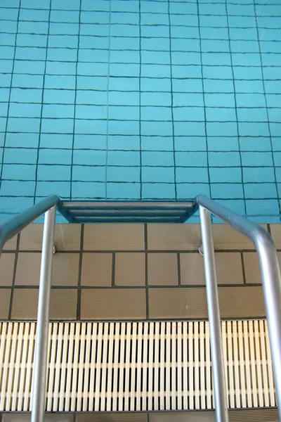 Лестница для бассейна — стоковое фото