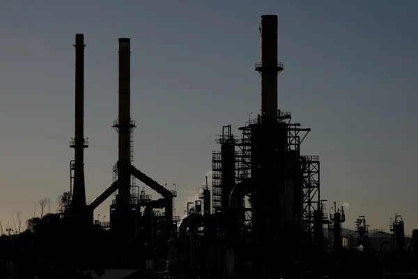 Silhouette einer Ölraffinerie — Stockfoto