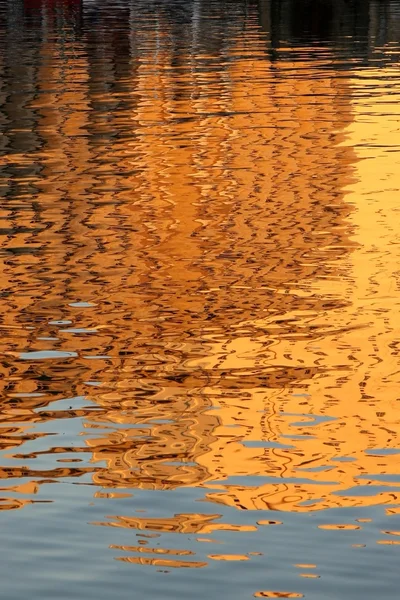 Abstrakti kultainen heijastuksia — kuvapankkivalokuva