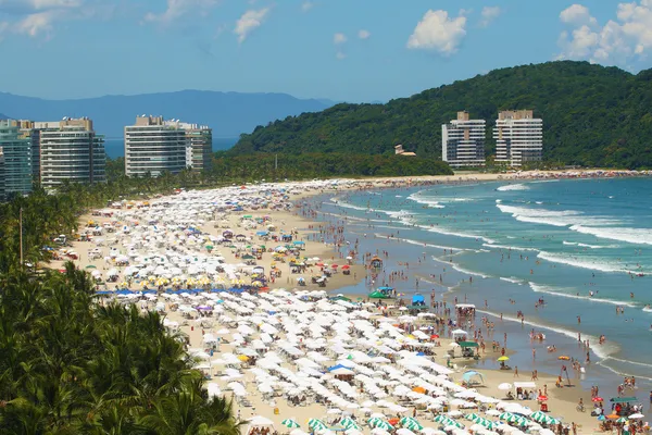 Praia lotada no Brasil perto do Rio de Janeiro — Fotografia de Stock