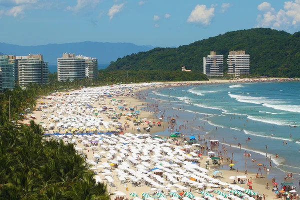 Переполненный пляж в Бразилии недалеко от Рио-де-Жанейро Стоковое Фото