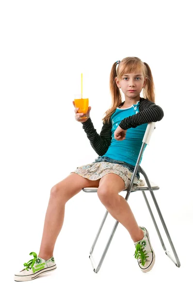 Chica sosteniendo un vaso de mano . — Foto de Stock