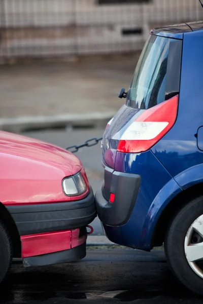 Två nära parkering bilar — Stockfoto